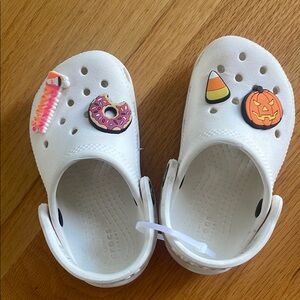 CROCS Kids White Slippers with Fun Charms Halloween dunkin donut